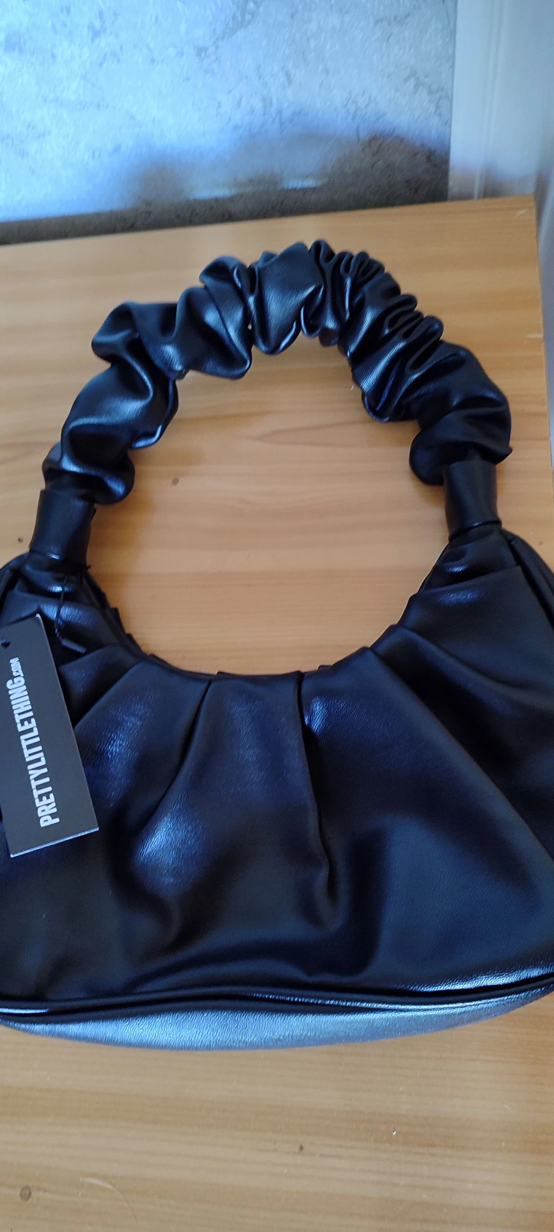 Sac à main / pochette noir effet cuir froncé - PrettyLittleThing (Neuf avec étiquette)